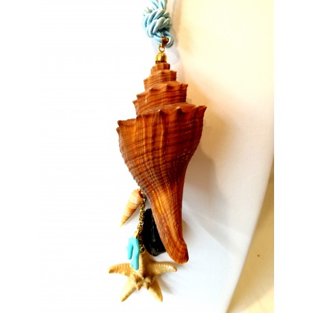 Collana con conchiglie naturali, pasta di turchese e stella marina.