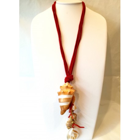 Collana con conchiglie naturali e corallo.